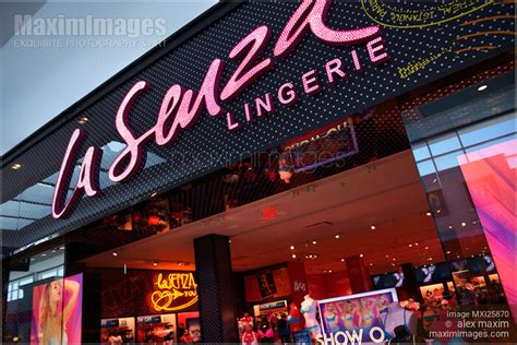 La Senza stores in Canada .